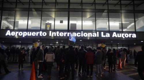 Vendedoras informales pelean en el aeropuerto La Aurora
