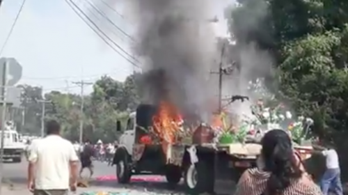 Carroza arde en llamas durante desfile de Carnaval en Mazatenango