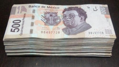 Cajero autom&aacute;tico se vuelve loco: le regala decenas de billetes