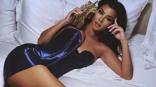 Kourtney Kardashian posa muy sensual y sin ropa 