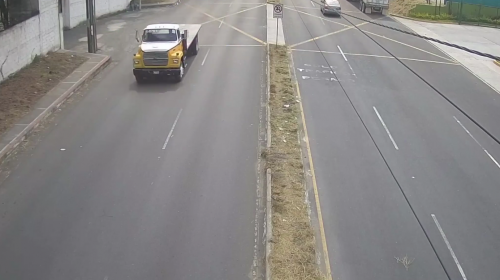 Motorista pierde la vida al rebasar a un camión por la derecha