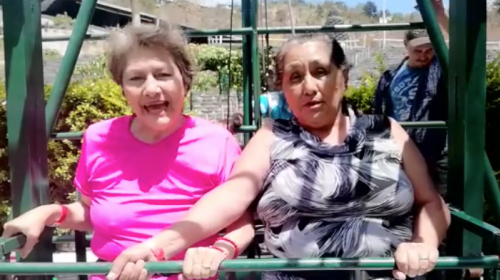 Divertida reacción de abuelitas en columpio gigante se viraliza