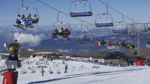 #Video: Adolescentes rescatan a ni&ntilde;o que colgaba en un telef&eacute;rico