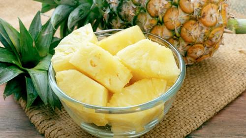 Video: esta es la verdadera forma de comer pi&ntilde;a