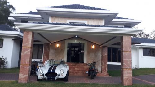 Allanamiento en casa en San Cristóbal que escondía carros de lujo