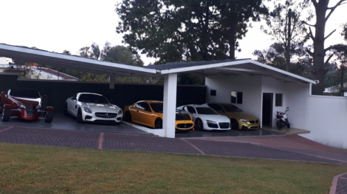 Los lujosos carros hallados en operativo contra narcotraficantes