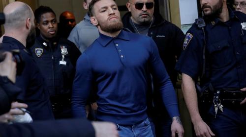 Conor McGregor destruy&oacute; el celular de un fan y fue detenido