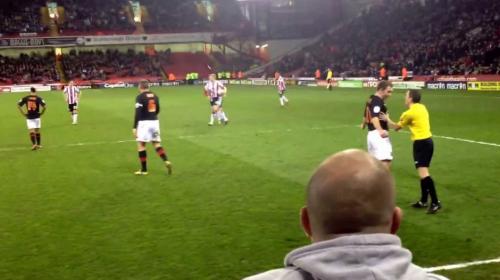 Quiso "trolear" a jugador, pero el estadio entero se burló de él