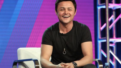 Actor guatemalteco de "Narcos" dona computadoras a escuela 