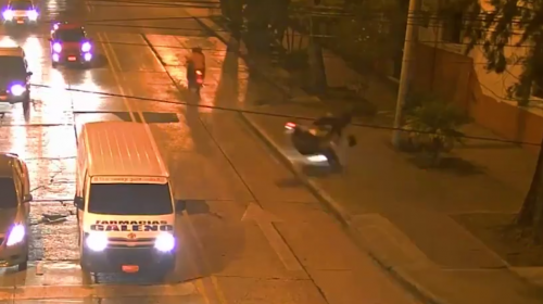 Motorista conduce a excesiva velocidad y cae aparatosamente