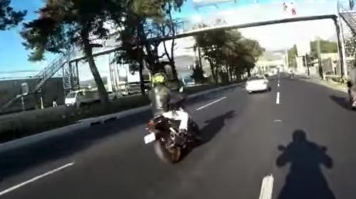 Motorista choca por grabar a otro en la calzada Roosevelt