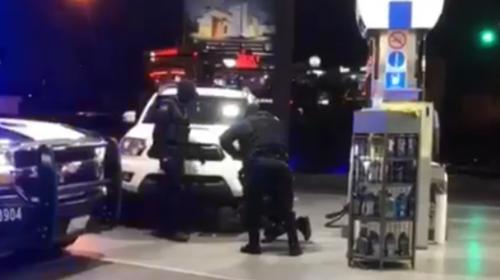 Un hombre pidi&oacute; matrimonio al estilo "Captura de Narco"