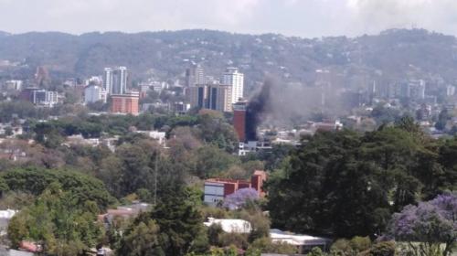 Reportan incendio en edificio de apartamentos de la zona 15