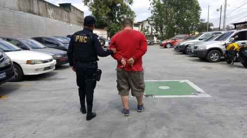 Ordenan prisi&oacute;n para taxista que vapule&oacute; a sicarios en El Naranjo