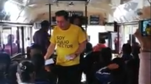 Candidato presidencial hace campaña subiendo a buses