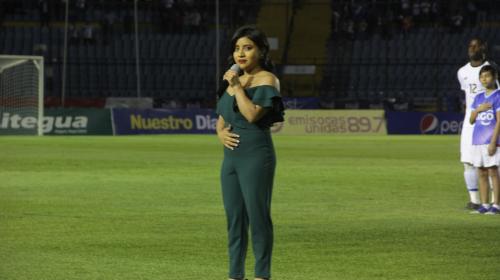 As&iacute; interpret&oacute; Paola Chuc el Himno Nacional en el estadio 