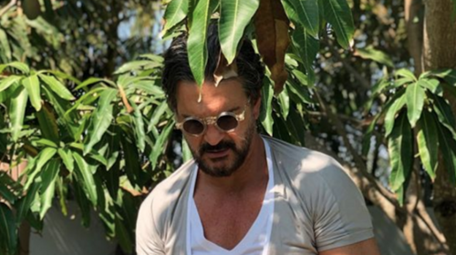 Ricardo Arjona disfruta de los mangos &iquest;En Guatemala? 