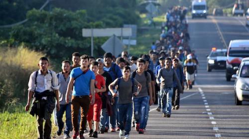 Caravana de migrantes retoma camino a EE.UU. 