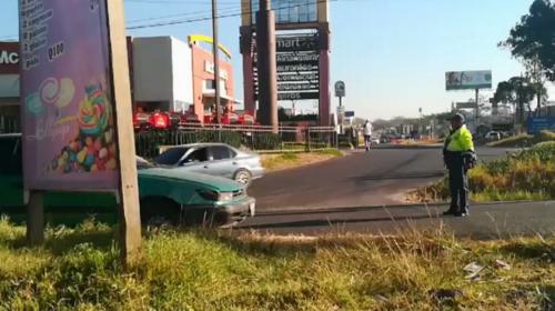 Video: PMT se planta frente a conductor que iba contra la vía