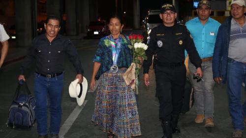 Así recibieron a María Tun Cho en el aeropuerto La Aurora