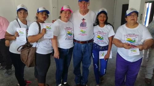 Arnoldo Vargas hace campaña pese a no estar inscrito