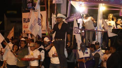 Hasta del canto se valen los políticos para hacer campaña