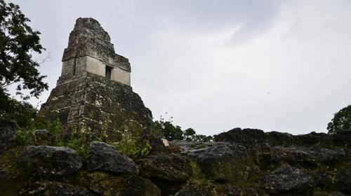 La extensa muralla que proteg&iacute;a Tikal de las invasiones enemigas