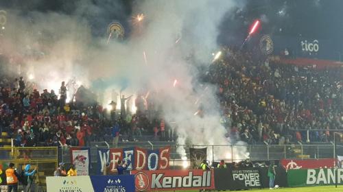 "Los perros no se comen", el himno de los chivos contra Cob&aacute;n