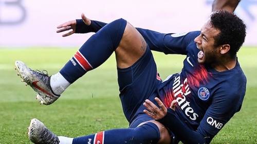 Así finge Neymar una falta, el VAR da penal y Cavani lo falla