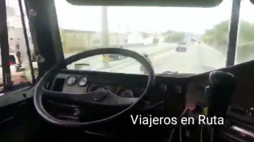 &iexcl;Imprudente! Piloto graba mientras deja solo el volante de cami&oacute;n