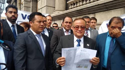 Pleito entre diputados de la UNE y un candidato a la presidencia