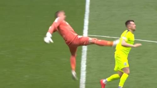 Portero patea por la espalda a un rival y luego finge una lesi&oacute;n