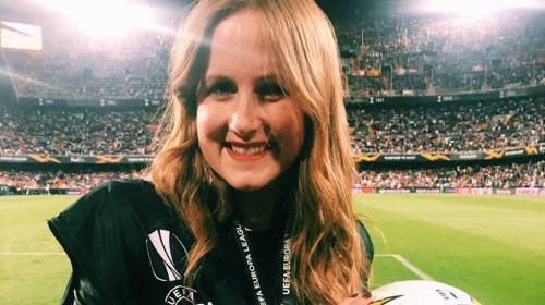 Reportera recibe pelotazo en plena transmisi&oacute;n de Europa League