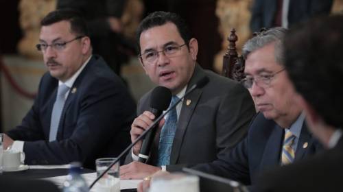 Jimmy rompe el protocolo y canta en plena reunión de trabajo