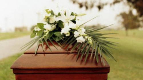 Bailaban con un ataúd en funeral y se les cayó el cadáver