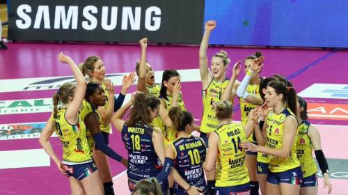 Equipo de voleibol celebra el título quitándose la ropa