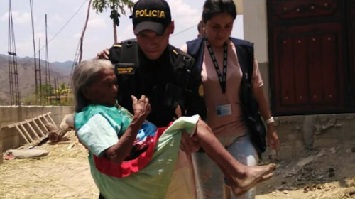 Estaba sola el D&iacute;a de la Madre, pero al fin logr&oacute; sonre&iacute;r 