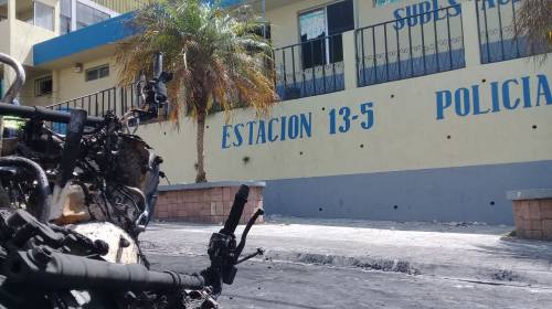 Vecinos capturados y carros quemados en ataque a estaci&oacute;n de PNC