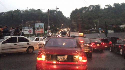 La raz&oacute;n que provoca caos en el tr&aacute;fico de la Calzada La Paz 