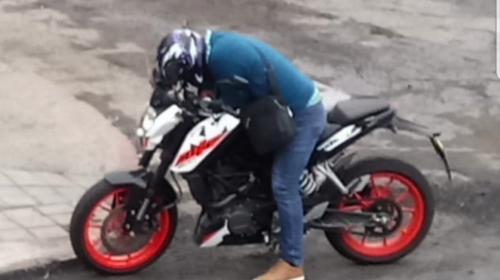 &iquest;Dormido o rezando? El motorista que llam&oacute; la atenci&oacute;n en zona 12