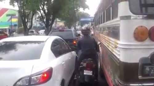 Video: motorista rompe retrovisor de un carro en pleno tr&aacute;fico