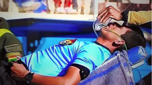 &Aacute;rbitro se desploma y sufre paro cardiaco en pleno partido