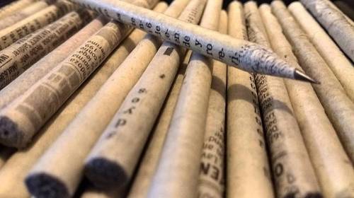 Jóvenes crean los nuevos lápices hechos de periódico reciclado
