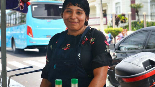 Joven que vende papas para pagar su carrera, recibe buena noticia