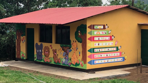 Edific&oacute; una escuelita, ahora busca apoyo para construir la cocina