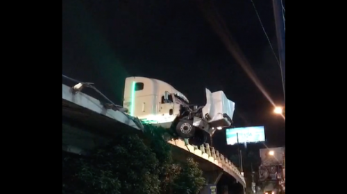 Tr&aacute;iler protagoniza aparatoso accidente en San Crist&oacute;bal