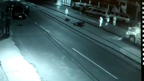 Veh&iacute;culo sin luces esquiva dos motos, pero luego choca