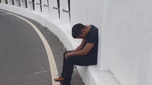 PMT protege a un borracho dormido sobre un puente de Mixco