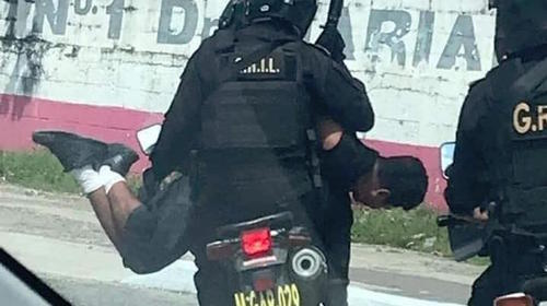 La peculiar forma en que la PNC trasladó a un detenido