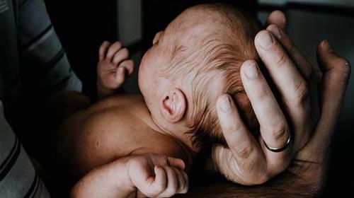 Rescatan a una bebé que estaba a punto de ser enterrada viva